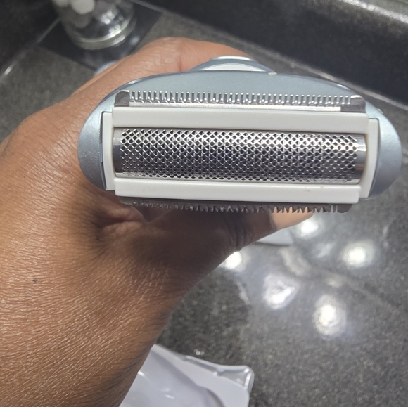 Women's Electric Razor - Picture 5 of 8